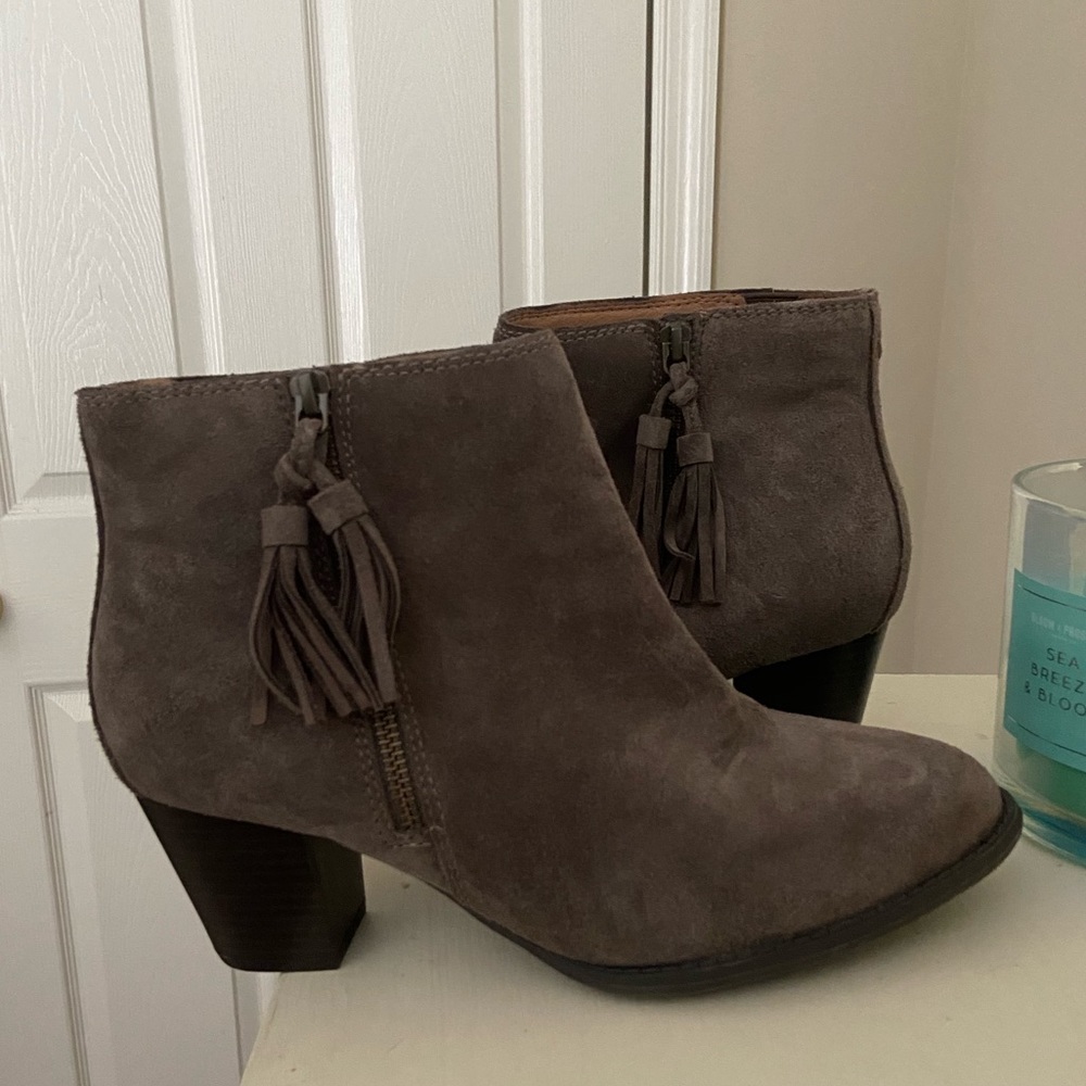 Vionic women’s Madeline ankle boot size 9! NEW! Never worn!